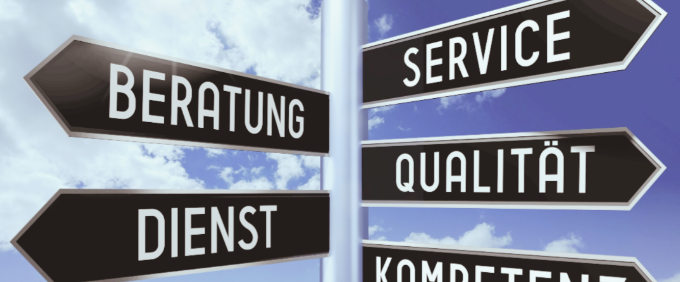 Schilder mit den Wörtern Beratung, Dienst, Service, Qualität und Kompetenz.