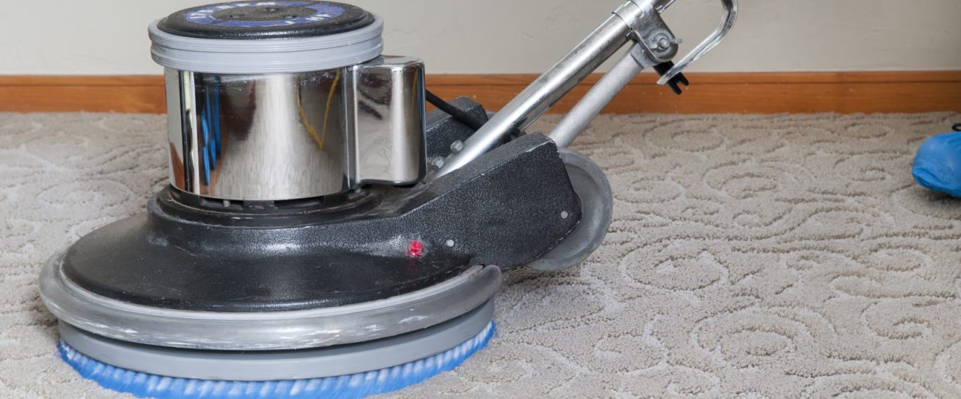 Intensiv- und Grundreinigung Bodenreiinigungsgerät auf hellem Teppich bei der Arbeit.